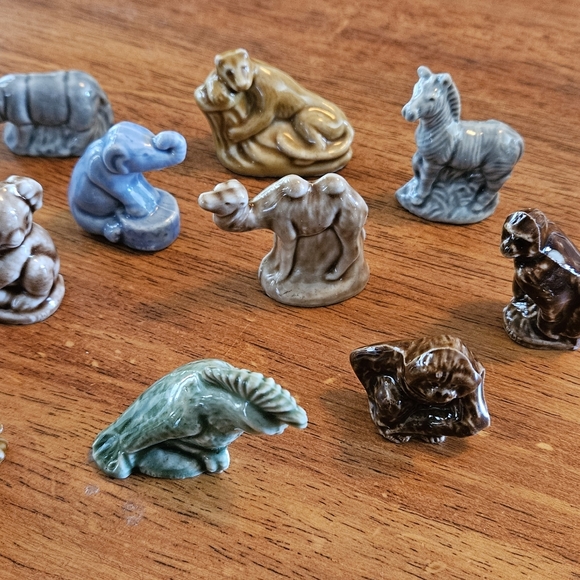 Vintage lot of Wade England porcelain tea figurines - Picture 9 of 9